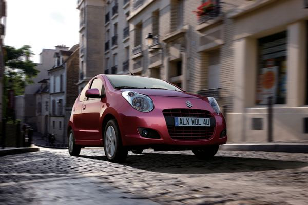 La petite citadine Suzuki Alto s'offre un léger rafraîchissement estival