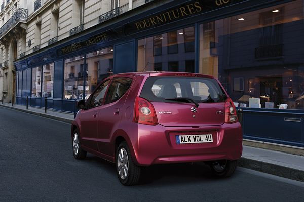 La petite citadine Suzuki Alto s'offre un léger rafraîchissement estival