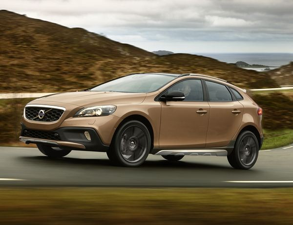 Volvo lance le nouveau crossover tout-chemin V40 Cross Country