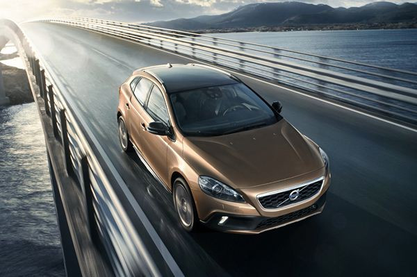 Volvo lance le nouveau crossover tout-chemin V40 Cross Country