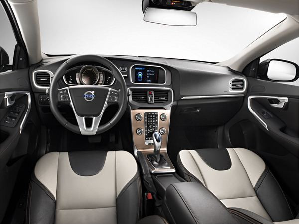 Volvo lance le nouveau crossover tout-chemin V40 Cross Country