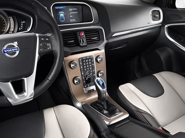 Volvo lance le nouveau crossover tout-chemin V40 Cross Country