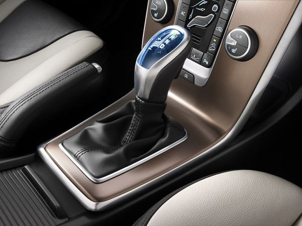 Volvo lance le nouveau crossover tout-chemin V40 Cross Country