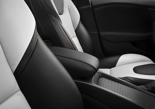 Volvo lance le nouveau crossover tout-chemin V40 Cross Country