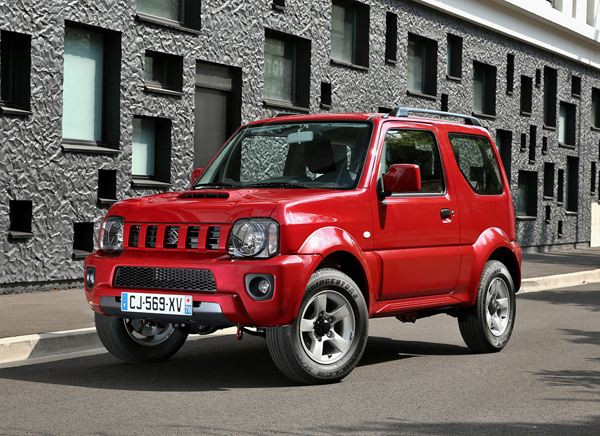 Un léger restylage intérieur et extérieur pour le petit 4x4 Suzuki Jimny