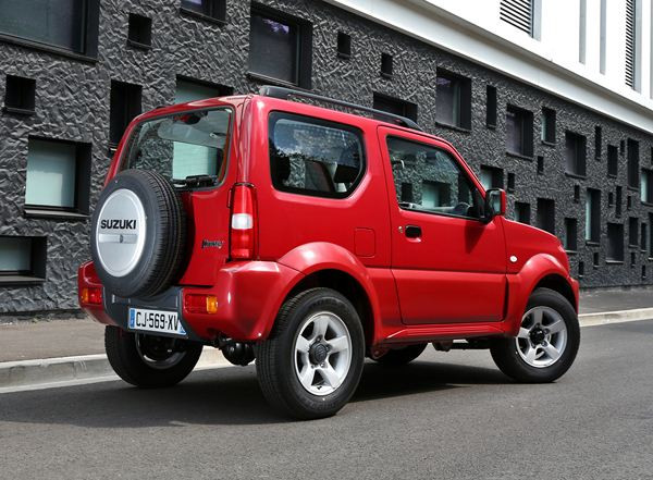Un léger restylage intérieur et extérieur pour le petit 4x4 Suzuki Jimny