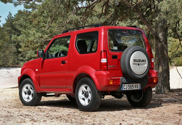 Un léger restylage intérieur et extérieur pour le petit 4x4 Suzuki Jimny