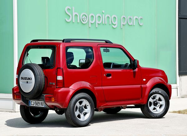 Un léger restylage intérieur et extérieur pour le petit 4x4 Suzuki Jimny