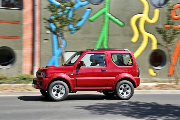 Un léger restylage intérieur et extérieur pour le petit 4x4 Suzuki Jimny