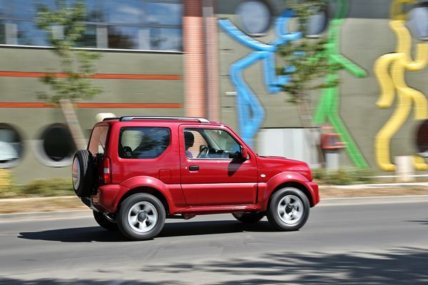 Un léger restylage intérieur et extérieur pour le petit 4x4 Suzuki Jimny