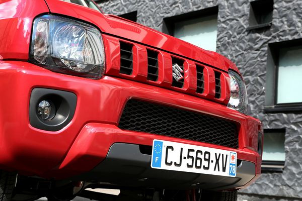 Un léger restylage intérieur et extérieur pour le petit 4x4 Suzuki Jimny