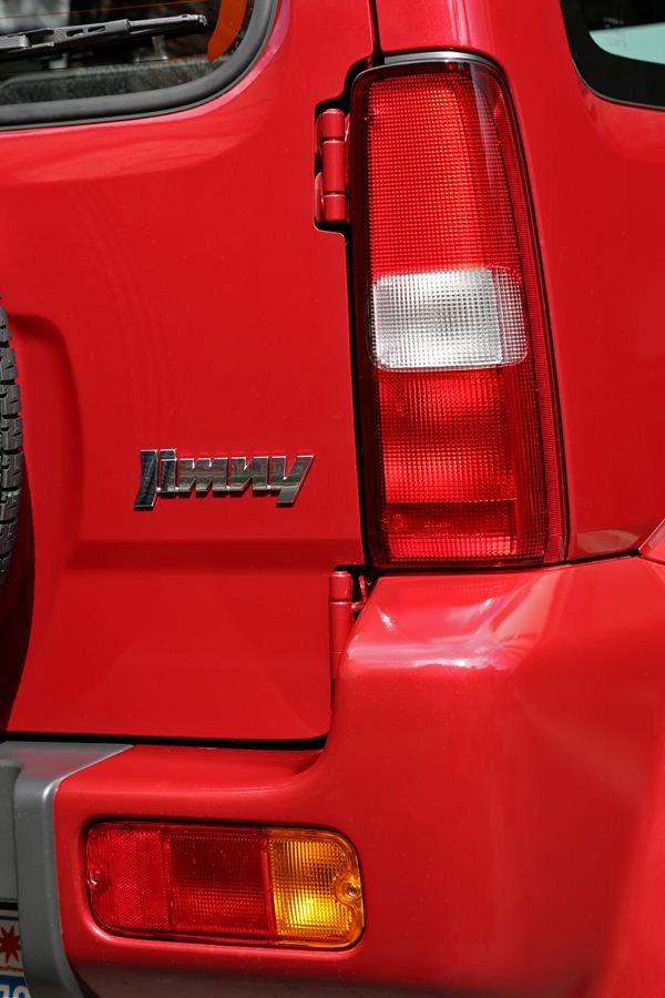 Un léger restylage intérieur et extérieur pour le petit 4x4 Suzuki Jimny