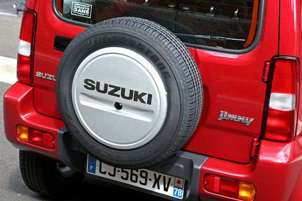 Un léger restylage intérieur et extérieur pour le petit 4x4 Suzuki Jimny