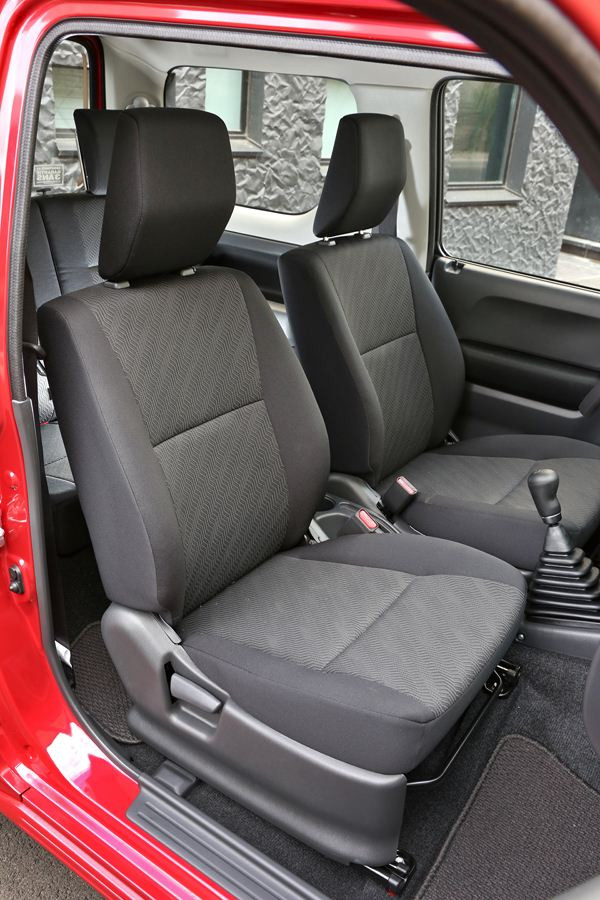 Un léger restylage intérieur et extérieur pour le petit 4x4 Suzuki Jimny