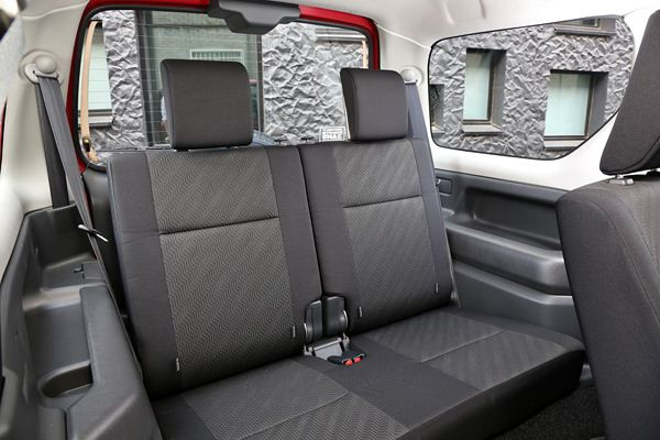 Un léger restylage intérieur et extérieur pour le petit 4x4 Suzuki Jimny