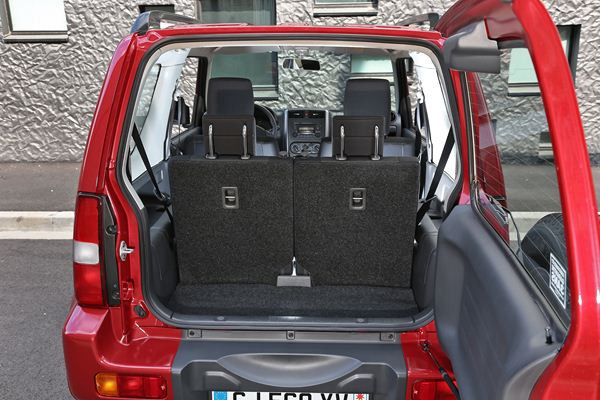 Un léger restylage intérieur et extérieur pour le petit 4x4 Suzuki Jimny