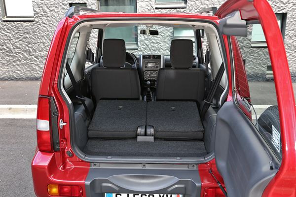 Un léger restylage intérieur et extérieur pour le petit 4x4 Suzuki Jimny