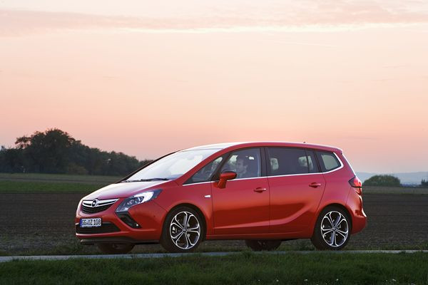 L’Opel Zafira Tourer adopte un moteur BiTurbo diesel de 195 ch et 400 Nm