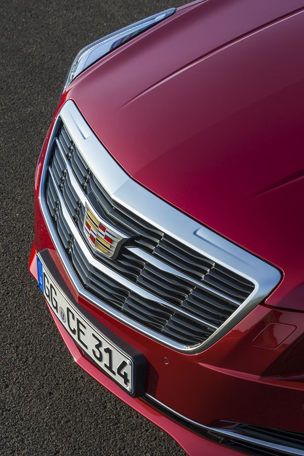 Le coupé ATS arbore le nouveau logo de Cadillac sur sa calandre redessinée
