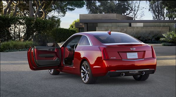 Le coupé ATS arbore le nouveau logo de Cadillac sur sa calandre redessinée