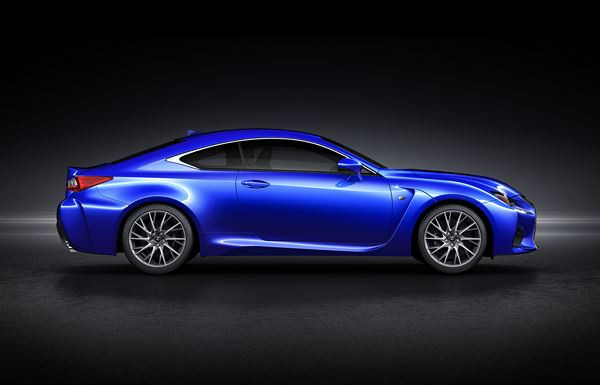 Le coupé sport Lexus RC F à moteur V8 développe 477 ch