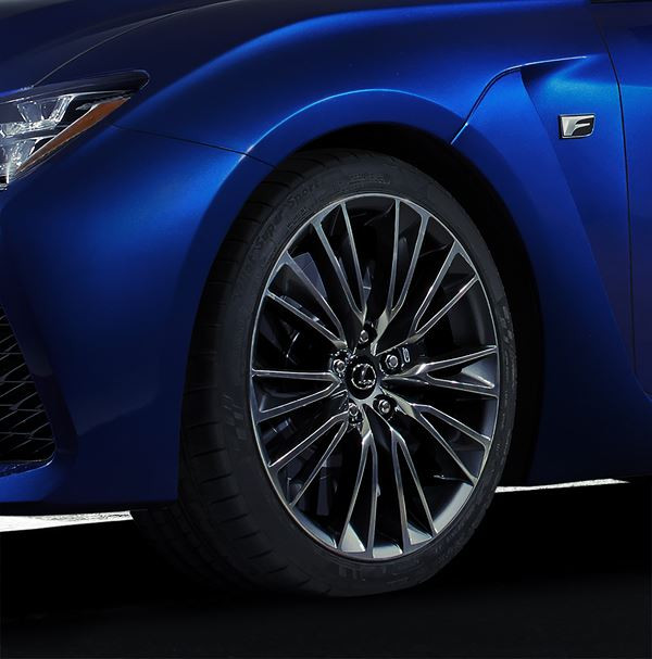 Le coupé sport Lexus RC F à moteur V8 développe 477 ch