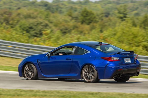 Le coupé sport Lexus RC F à moteur V8 développe 477 ch