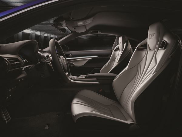 Le coupé sport Lexus RC F à moteur V8 développe 477 ch