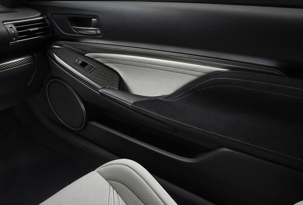 Le coupé sport Lexus RC F à moteur V8 développe 477 ch