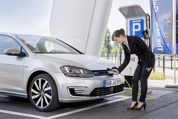 La Volkswagen Golf GTE hybride essence rechargeable proposée à 38 500 euros