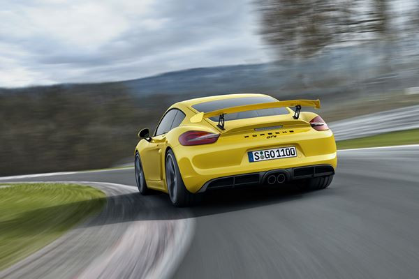 Le Porsche Cayman GT4 franchit le 0 à 100 km/h en 4,4 secondes