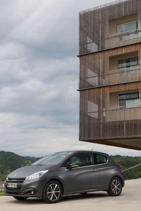 La nouvelle Peugeot 208 affiche un style sportif et racé