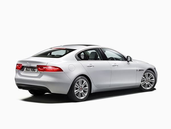 Jaguar XE: une berline à propulsion de taille moyenne au style dynamique