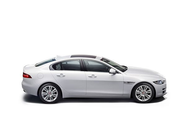 Jaguar XE: une berline à propulsion de taille moyenne au style dynamique