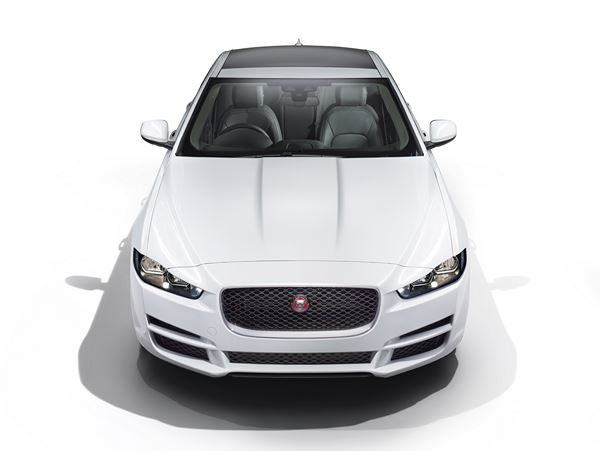 Jaguar XE: une berline à propulsion de taille moyenne au style dynamique