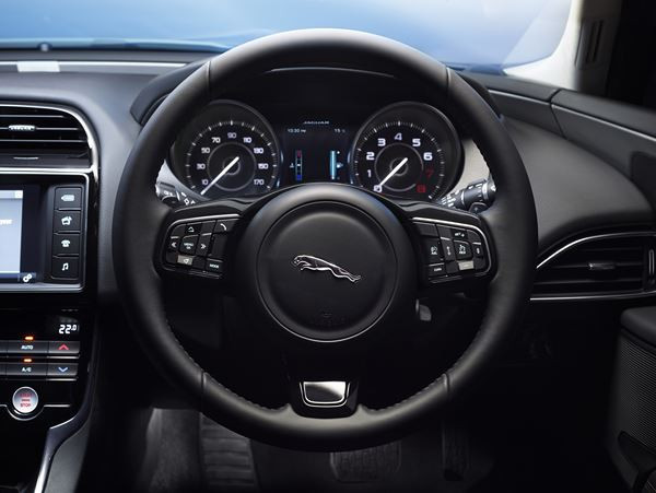 Jaguar XE: une berline à propulsion de taille moyenne au style dynamique