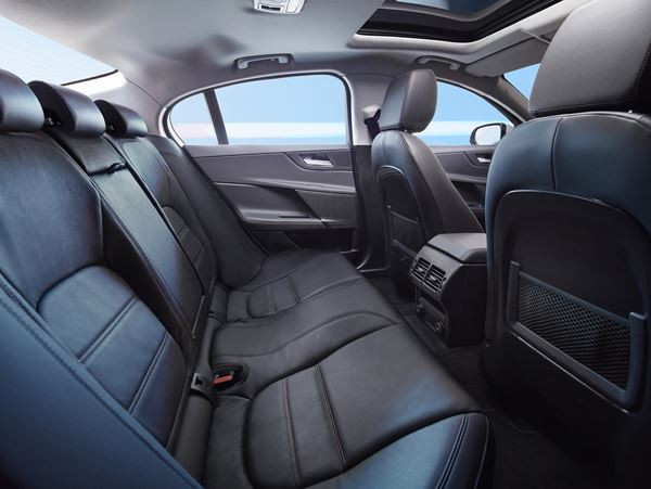 Jaguar XE: une berline à propulsion de taille moyenne au style dynamique