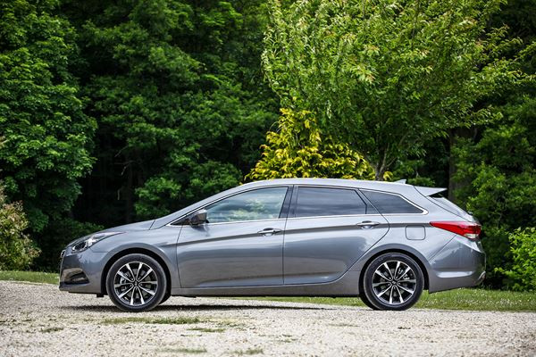 La Hyundai i40 s'offre un style extérieur rajeuni avec une nouvelle calandre hexagonale