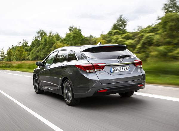 La Hyundai i40 s'offre un style extérieur rajeuni avec une nouvelle calandre hexagonale