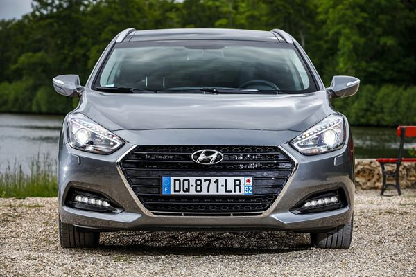 La Hyundai i40 s'offre un style extérieur rajeuni avec une nouvelle calandre hexagonale