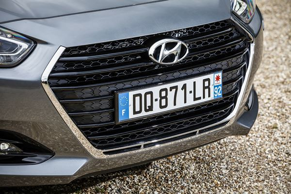 La Hyundai i40 s'offre un style extérieur rajeuni avec une nouvelle calandre hexagonale