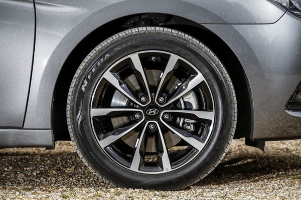 La Hyundai i40 s'offre un style extérieur rajeuni avec une nouvelle calandre hexagonale
