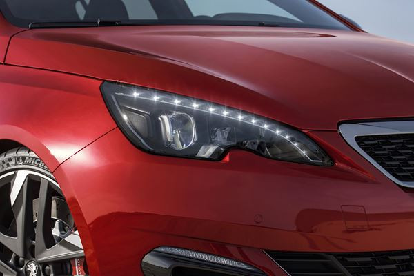 La berline compacte Peugeot 308 se décline en mode GTi
