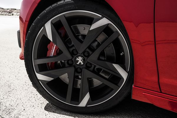 La berline compacte Peugeot 308 se décline en mode GTi