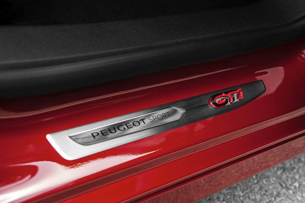 La berline compacte Peugeot 308 se décline en mode GTi