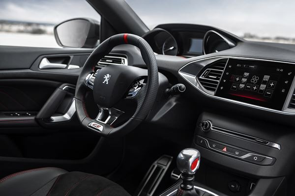 La berline compacte Peugeot 308 se décline en mode GTi