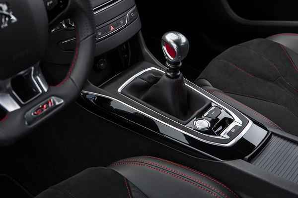 La berline compacte Peugeot 308 se décline en mode GTi