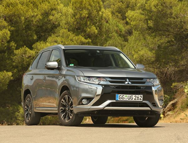 Le Mitsubishi Outlander PHEV arbore la face avant « Dynamic Shield »