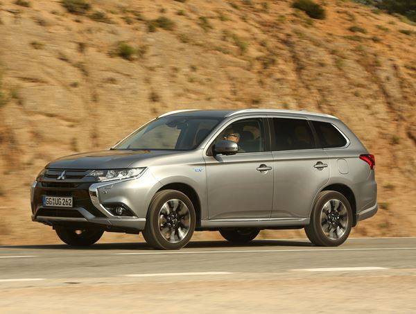 Le Mitsubishi Outlander PHEV arbore la face avant « Dynamic Shield »