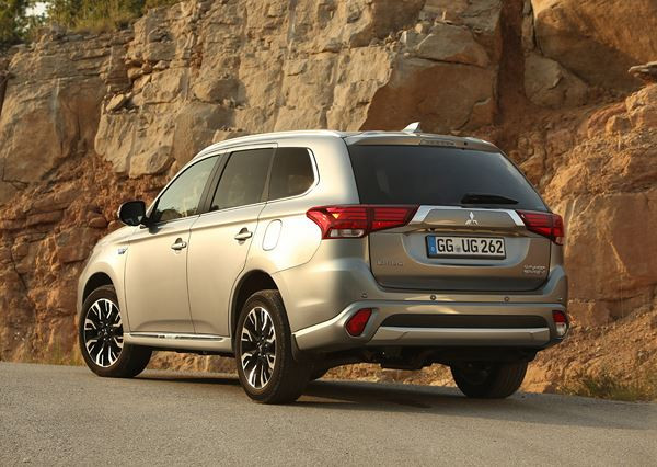 Le Mitsubishi Outlander PHEV arbore la face avant « Dynamic Shield »